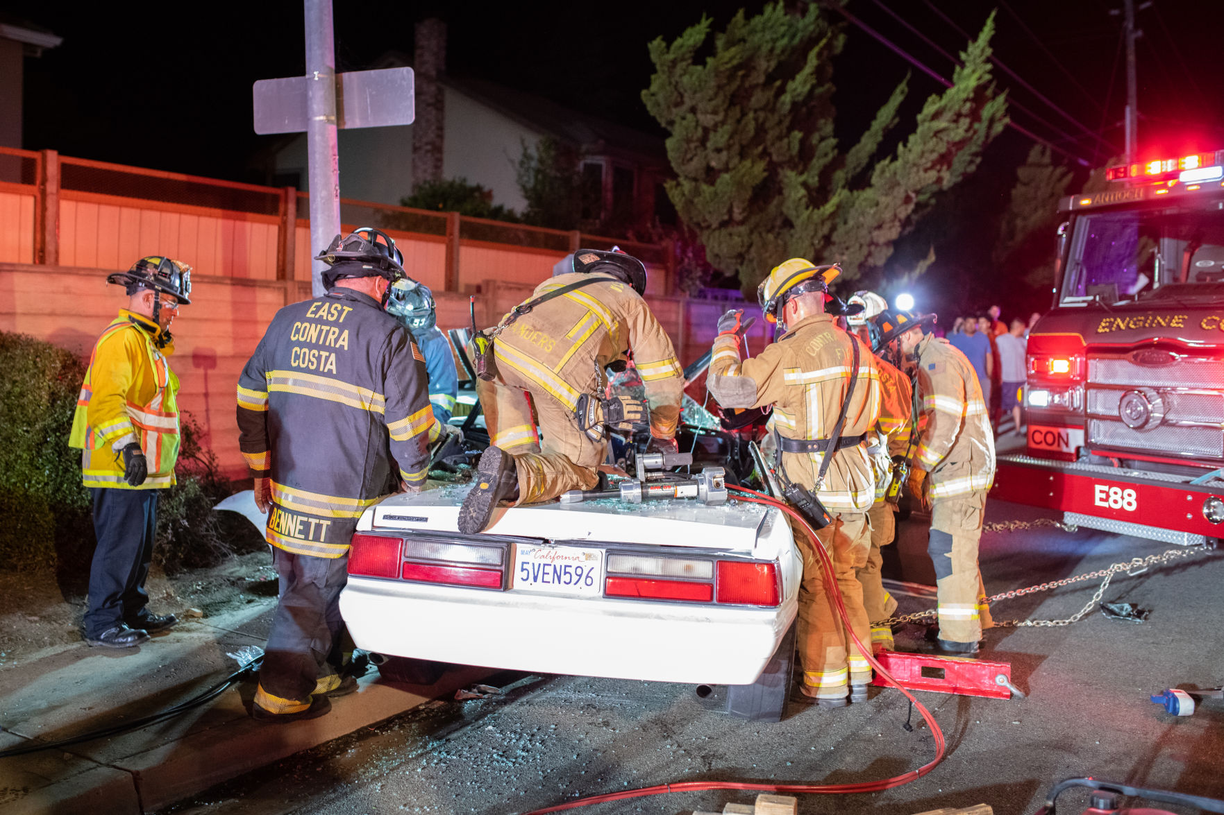 Car strikes light pole in Oakley